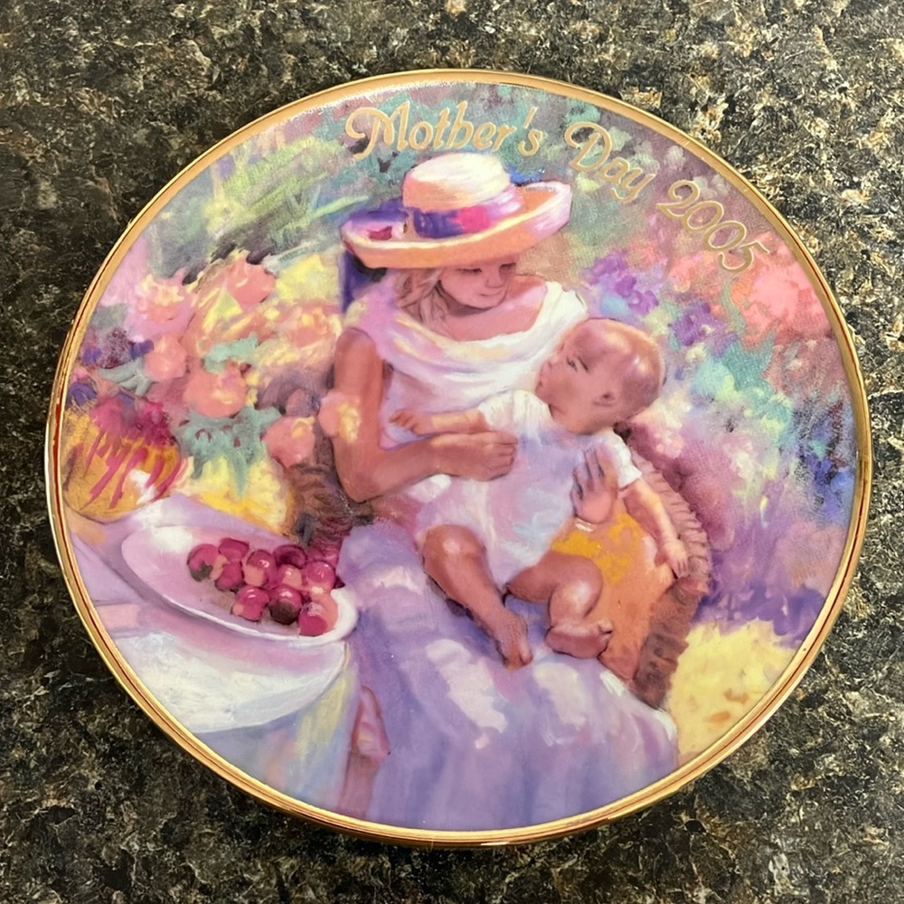 3/$15 ❤️ Avon Mother’s Day plate 2005 trimmed in 22k gold